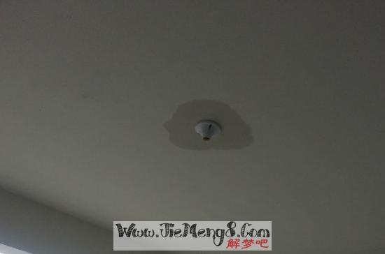 女人梦见下雨房屋漏水 梦见下大雨屋顶漏水是什么意思