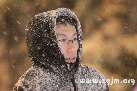 梦见救被冻上家人 梦见在清水中救家人