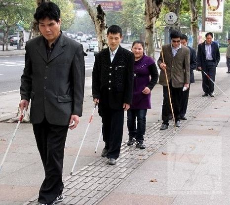 梦见盲人在家中 梦见家中老人快不行了