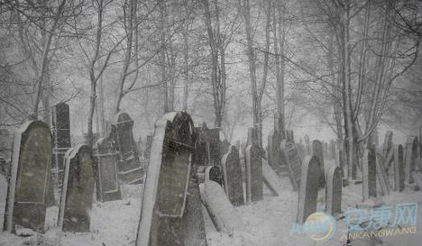 梦见自己在新的坟墓前哭泣 梦见别人在坟头前哭泣